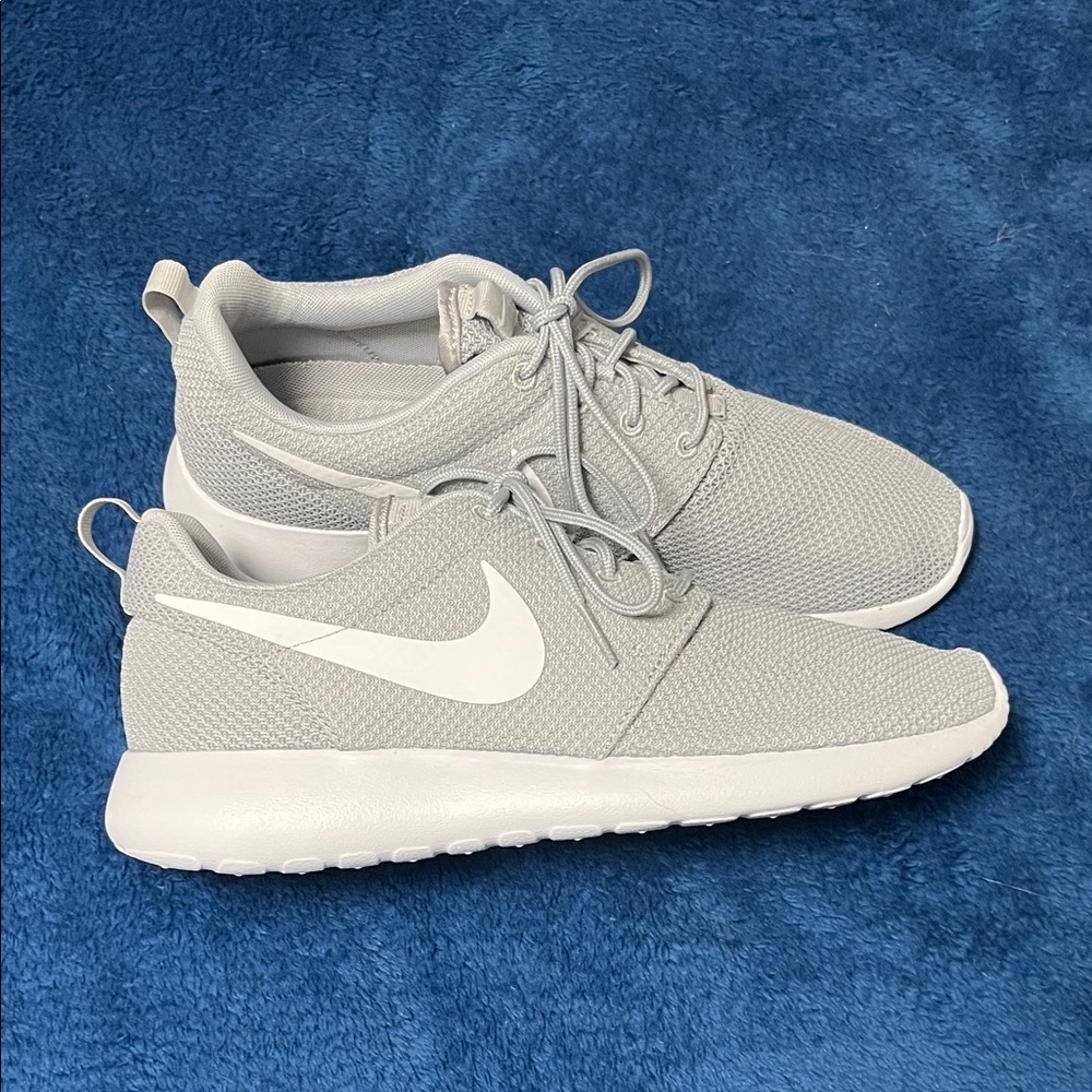 Nike NEW Roshe Run Light weight  Gray Sneakers with White Logo men’s size 8